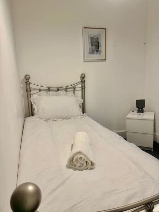 House By Araminta Houslow Apartment Hounslow Exterior photo